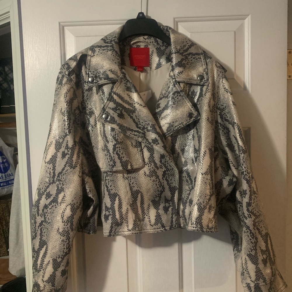 Jennifer Lopez Snake-Print Cropped Leather Moto Jacket - Beige/Black